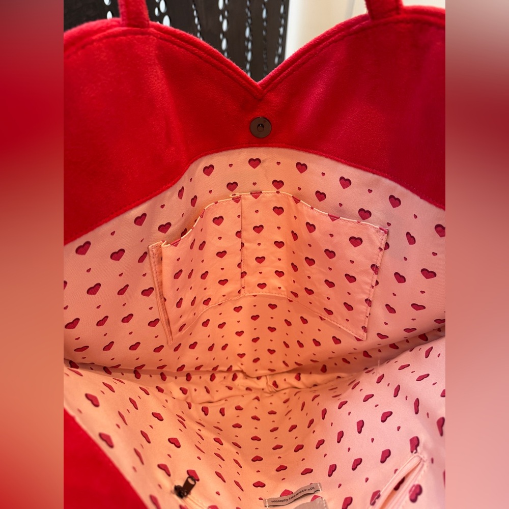 Fabulous Red Heart-Shaped Bag - Picture 4 of 5